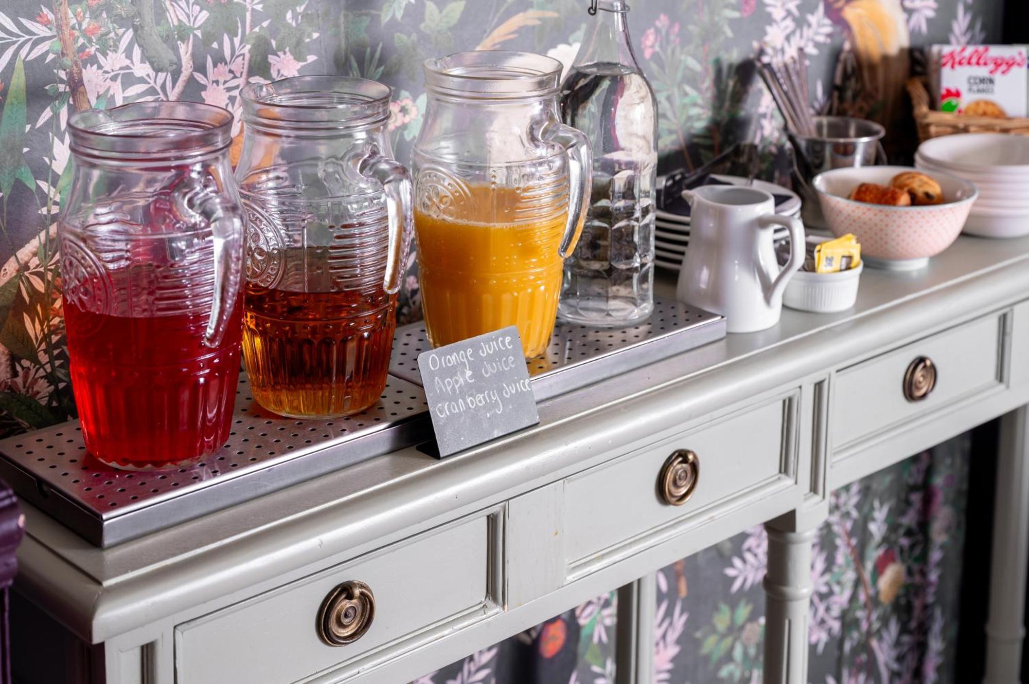 Clementine'S Guest House York Eksteriør billede A buffet with a selection of fruit juices